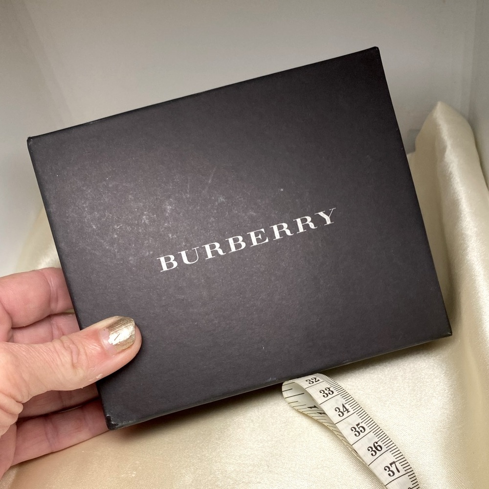 BURBERRY Small Gift Box🖤6”x 5”x 1”deep🔥Bundle with Purchase to SAVE Big🔥EUC🔥